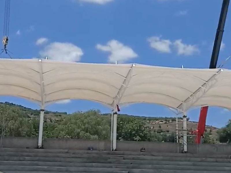 膜结构看台吊装完成